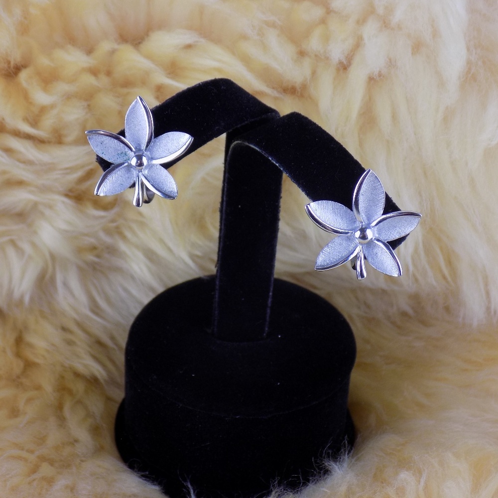 VINTAGE CROWN TRIFARI SILVER TONE FLOWER EARRINGS